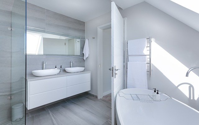design koupelny se dvěma zrcadly